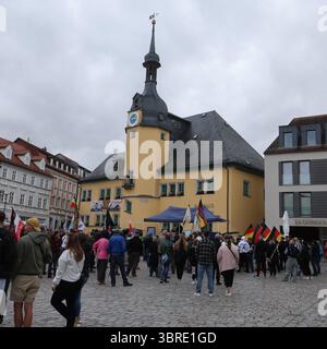 Apolda, Deutschland. Juli 2025. Teilnehmer an einem Demonstrationsstand auf dem Marktplatz. Die jungen Nationalisten Thüringens, die Jugendorganisation der rechtsextremen Partei "die Heimat", haben zu der Demonstration aufgerufen. Der Grund für die Demonstration ist ein Messerangriff auf einen Mitarbeiter der Bezirksverwaltung Mitte Juni. Ein Mann aus der Türkei wurde als Verdächtiger verhaftet. Quelle: Bodo Schackow/dpa/Alamy Live News Stockfoto