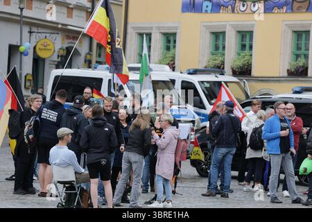 Apolda, Deutschland. Juli 2025. Teilnehmer an einem Demonstrationsstand auf dem Marktplatz. Die jungen Nationalisten Thüringens, die Jugendorganisation der rechtsextremen Partei "die Heimat", haben zu der Demonstration aufgerufen. Der Grund für die Demonstration ist ein Messerangriff auf einen Mitarbeiter der Bezirksverwaltung Mitte Juni. Ein Mann aus der Türkei wurde als Verdächtiger verhaftet. Quelle: Bodo Schackow/dpa/Alamy Live News Stockfoto