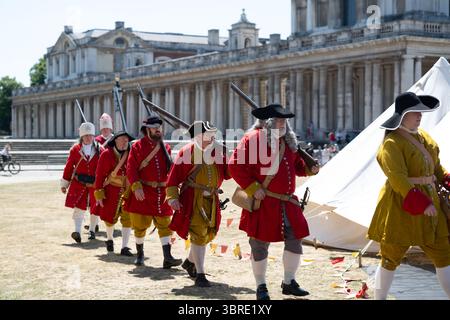 London, UK, 12. Juli 2025, Pirates schwärmen das Old Royal Naval College für ein Wochenende des Goldenen Zeitalters der Piraterie, das am 13. Juli endet. Von Piratenmythen in der gemalten Halle bis zu einer Schwertdemonstration aus dem 18. Jahrhundert und viel Musik von Green Matthews. Andrew Lalchan Photography/Alamy Live News Stockfoto
