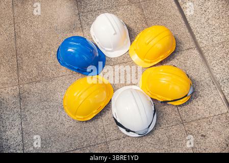 Bau Harthut Sicherheitswerkzeuge Ausrüstung für Arbeiter auf der Baustelle für den technischen Schutz Kopf Standard. Viele Helm auf Reihe wi Stockfoto