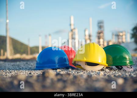 Bau Harthut Sicherheitswerkzeuge Ausrüstung für Arbeiter auf der Baustelle für den technischen Schutz Kopf Standard. Viele Helm auf Reihe wi Stockfoto