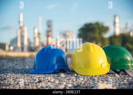 Bau Harthut Sicherheitswerkzeuge Ausrüstung für Arbeiter auf der Baustelle für den technischen Schutz Kopf Standard. Viele Helm auf Reihe wi Stockfoto