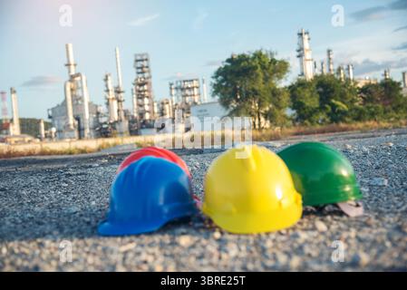 Bau Harthut Sicherheitswerkzeuge Ausrüstung für Arbeiter auf der Baustelle für den technischen Schutz Kopf Standard. Viele Helm auf Reihe wi Stockfoto