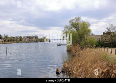 Werder an der Havel, Brandenburg - 13. April 2025: Blick über die havel rund um die Insel Werder Stockfoto