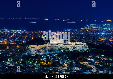 Blaue Stunde Abendblick auf den Parthenon und die Akropolis und das Erechtheion in Athen, Griechenland. Dieses Bild wurde am 30. September 2020 aufgenommen und war das f Stockfoto