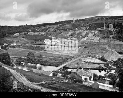 Eine Fotografie aus dem späten 19. Jahrhundert von Avoca Mines im County Wicklow, Irland, wo frühere Bergbauarbeiten möglicherweise auf die Bronzezeit zurückgehen. Der Kupferbergbau soll im Avoca River Valley um 1720 begonnen haben, und später war Schwefel, der aus Pyrit gewonnen wurde und als Nebenprodukt der Gewinnung von Kupfererz aus den Minen galt, zeitweise sehr profitabel und ein wichtiger Bestandteil der Munitionsherstellung, die die Kynoch-Fabrik in Arklow während des Ersten Weltkriegs nutzte. Seit der Schließung des Bergbaustandorts Avoca im Jahr 1982 ist der Standort verfallen. Stockfoto