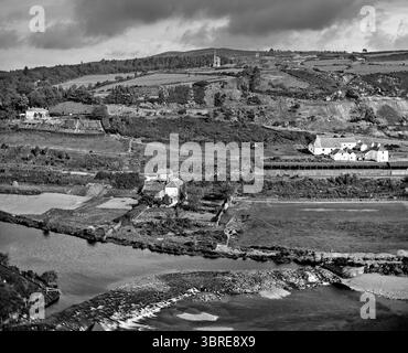 Eine Fotografie aus dem späten 19. Jahrhundert von Avoca Mines im County Wicklow, Irland, wo frühere Bergbauarbeiten möglicherweise auf die Bronzezeit zurückgehen. Der Kupferbergbau soll im Avoca River Valley um 1720 begonnen haben, und später war Schwefel, der aus Pyrit gewonnen wurde und als Nebenprodukt der Gewinnung von Kupfererz aus den Minen galt, zeitweise sehr profitabel und ein wichtiger Bestandteil der Munitionsherstellung, die die Kynoch-Fabrik in Arklow während des Ersten Weltkriegs nutzte. Seit der Schließung des Bergbaustandorts Avoca im Jahr 1982 ist der Standort verfallen. Stockfoto