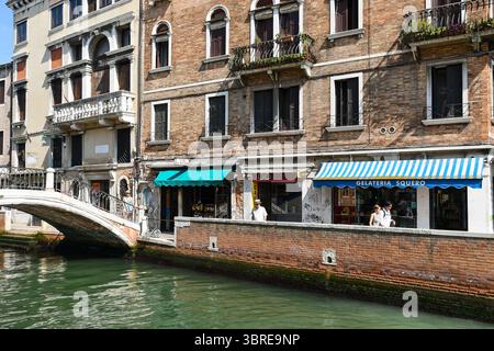 Fondamenta Nani Uferpromenade mit Bacaro (Weinbar) und Eisdiele, Blick auf Rio de San Trovaso, Dorsoduro Viertel, Venedig, Venetien, Italien Stockfoto