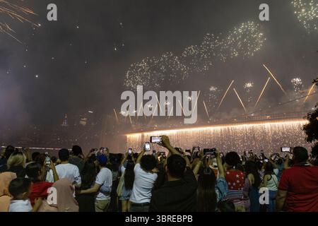 Ein Feuerwerk explodiert über dem Himmel des Big Apple, während die Menschen am 4. Juli 2025 in New York City, USA, den Unabhängigkeitstag feiern. New Yorker sehen die 49. Ausgabe von Macy's 4th of July Fireworks Show feuerte über 80.000 Granaten in 30 leuchtenden Farben ab und nutzte Projektionskarten, um die Brooklyn Bridge zu beleuchten. Zehntausende von Menschen haben das faszinierende Spektakel von Brücken, Küsten und Dächern aus gesehen. (Foto: Aashish Kiphayet/SIPA USA) Stockfoto