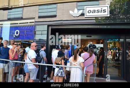 Manchester, Großbritannien, 12. Juli 2025 eifrige Oasis-Fans stehen in einem Geschäft in der Market Street, im Zentrum von Manchester, Großbritannien, für Oasis-Waren an. Die Stadt bereitet sich auf das zweite Oasis-Konzert am Samstag vor, an dem rund 70.000 Fans teilnehmen. Liam und Noel Gallagher geben insgesamt fünf Konzerte im Rahmen ihrer Oasis Live '25 Tour. Quelle: Terry Waller/Alamy Live News Stockfoto