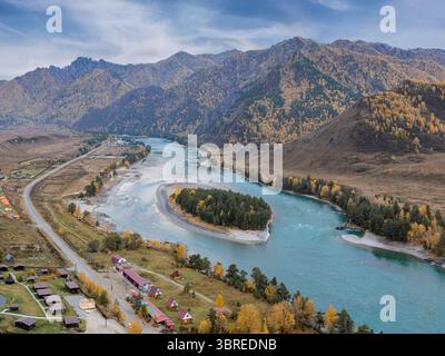 Panoramablick auf den Fluss Katun mit azurblauem Wasser und einer Insel in der Mitte des Flusses. Altai-Berge im Herbst. Herrlicher, wunderschöner Blick auf Alta Stockfoto
