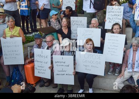 London, England, Großbritannien. Juli 2025. Die Demonstranten versammeln sich um die Statue von Gandhi auf dem Parlamentsplatz mit Plakaten zur Unterstützung der Palästinensischen Aktion, die nach den Anti-Terror-Gesetzen verboten ist. Mitglied der Aktivistengruppe zu sein oder ihre Unterstützung zu zeigen, ist in Großbritannien nun illegal. (Kreditbild: © Vuk Valcic/ZUMA Press Wire) NUR REDAKTIONELLE VERWENDUNG! Nicht für kommerzielle ZWECKE! Stockfoto