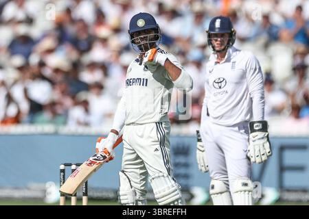 Ravindra Jadeja of India feiert ein halbes Jahrhundert (50 Runs) während des 3. Rothesay Test Match Day 3 England gegen Indien bei Lords, London, Vereinigtes Königreich, 12. Juli 2025 (Foto: Mark Cosgrove/News Images) Stockfoto