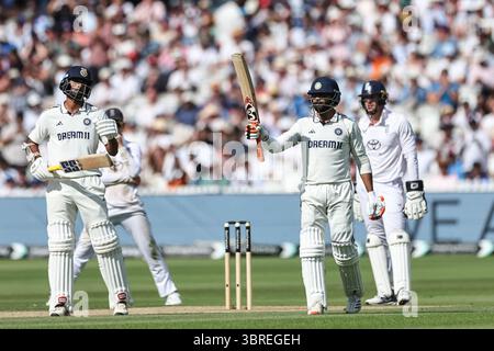 London, Großbritannien. Juli 2025. Ravindra Jadeja of India feiert ein halbes Jahrhundert (50 Runs) während des 3. Rothesay Test Match Day 3 England gegen Indien in Lords, London, Vereinigtes Königreich, 12. Juli 2025 (Foto: Mark Cosgrove/News Images) in London, Vereinigtes Königreich am 7. Dezember 2025. (Foto: Mark Cosgrove/News Images/SIPA USA) Credit: SIPA USA/Alamy Live News Stockfoto