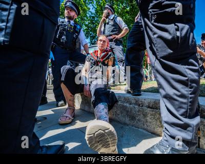 London, Großbritannien. Juli 2025. Eine verhaftete Demonstrantin fühlt sich ohnmächtig und die Polizei hört vorübergehend auf, sie zu tragen - die kleine Gruppe mit den Plakaten "Ich unterstütze die Palästinensische Aktion" wird schnell von der Polizei verhaftet und wird nach ihrer Ausbildung "schlampig", was bedeutet, dass sie durchgeführt werden müssen. Ein hochrangiger Polizist wird gefragt, wie man gegen Gesetze protestieren soll, die sie nicht befürworten, und sagt, es sei ein Problem, auf das er keine Antwort habe - Ein Protest zur Unterstützung der Palästinensischen Aktion an der Ghandi-Statue auf dem Parlamentsplatz. Guy Bell/Alamy Live News Stockfoto