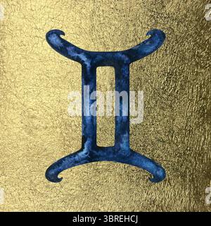 Blaues Gemini-Sternzeichen-Symbol mit Sternenhimmel-Textur auf goldgealtertem Goldfolienhintergrund. Aquarellvorlage für Tierkreiskalender, Astrologie d Stockfoto
