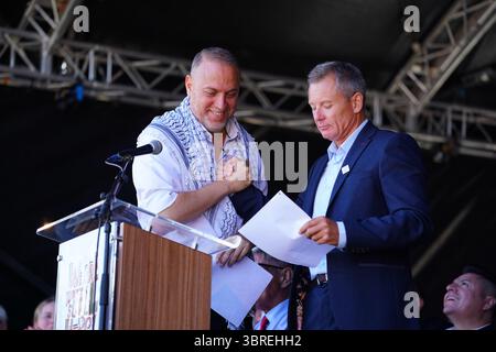 Durham, Vereinigtes Königreich, 12. Juli 2025. Dr. Husam Zomlot, Botschafter des Staates Palästina in Großbritannien, spricht während der 139. Durham Miner's Gala vor der Menge auf der Old Racecourse. Seine Rede konzentrierte sich auf internationale Solidarität, Gerechtigkeit für das palästinensische Volk und die gemeinsamen Kämpfe unterdrückter Gemeinschaften auf der ganzen Welt. Die Gala, auch bekannt als das "große Treffen", ist nach wie vor eine kraftvolle Feier der Einheit der Arbeiterklasse, des Gewerkschaftswesens und des politischen Ausdrucks. (Foto: Lewis Langstaff-Wood/Alamy Live News) Stockfoto