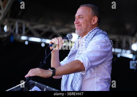 Durham, Vereinigtes Königreich, 12. Juli 2025. Dr. Husam Zomlot, Botschafter des Staates Palästina in Großbritannien, spricht während der 139. Durham Miner's Gala vor der Menge auf der Old Racecourse. Seine Rede konzentrierte sich auf internationale Solidarität, Gerechtigkeit für das palästinensische Volk und die gemeinsamen Kämpfe unterdrückter Gemeinschaften auf der ganzen Welt. Die Gala, auch bekannt als das "große Treffen", ist nach wie vor eine kraftvolle Feier der Einheit der Arbeiterklasse, des Gewerkschaftswesens und des politischen Ausdrucks. (Foto: Lewis Langstaff-Wood/Alamy Live News) Stockfoto