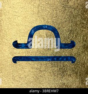 Blaues Libra Tierkreissymbol mit Sternenhimmel Textur auf goldgealtertem Goldfolienhintergrund. Aquarellvorlage für Tierkreiskalender, Astrologie DE Stockfoto