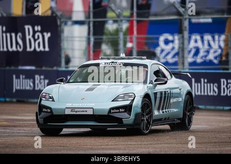 Porsche Taycan GT Turbo Safety Car, Action während des Berliner ePrix, 13. Und 15. Runde der ABB FIA Formel E Weltmeisterschaft 2024-25, auf dem Tempelhof Airport Street Circuit vom 11. Bis 13. Juli 2025 in Berlin - Foto Eric Alonso / DPPI Stockfoto