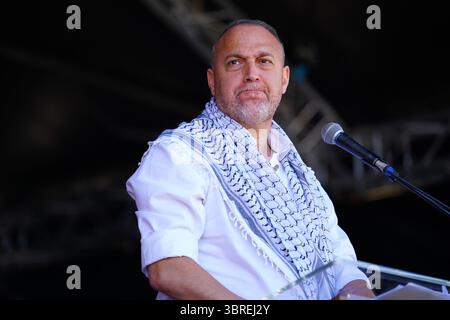 Durham, Vereinigtes Königreich, 12. Juli 2025. Dr. Husam Zomlot, Botschafter des Staates Palästina in Großbritannien, spricht während der 139. Durham Miner's Gala vor der Menge auf der Old Racecourse. Seine Rede konzentrierte sich auf internationale Solidarität, Gerechtigkeit für das palästinensische Volk und die gemeinsamen Kämpfe unterdrückter Gemeinschaften auf der ganzen Welt. Die Gala, auch bekannt als das "große Treffen", ist nach wie vor eine kraftvolle Feier der Einheit der Arbeiterklasse, des Gewerkschaftswesens und des politischen Ausdrucks. (Foto: Lewis Langstaff-Wood/Alamy Live News) Stockfoto