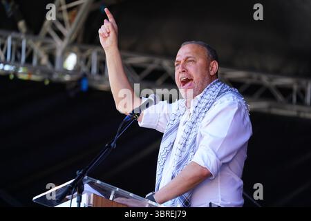 Durham, Vereinigtes Königreich, 12. Juli 2025. Dr. Husam Zomlot, Botschafter des Staates Palästina in Großbritannien, spricht während der 139. Durham Miner's Gala vor der Menge auf der Old Racecourse. Seine Rede konzentrierte sich auf internationale Solidarität, Gerechtigkeit für das palästinensische Volk und die gemeinsamen Kämpfe unterdrückter Gemeinschaften auf der ganzen Welt. Die Gala, auch bekannt als das "große Treffen", ist nach wie vor eine kraftvolle Feier der Einheit der Arbeiterklasse, des Gewerkschaftswesens und des politischen Ausdrucks. (Foto: Lewis Langstaff-Wood/Alamy Live News) Stockfoto