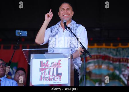 Durham, Vereinigtes Königreich, 12. Juli 2025. Dr. Husam Zomlot, Botschafter des Staates Palästina in Großbritannien, spricht während der 139. Durham Miner's Gala vor der Menge auf der Old Racecourse. Seine Rede konzentrierte sich auf internationale Solidarität, Gerechtigkeit für das palästinensische Volk und die gemeinsamen Kämpfe unterdrückter Gemeinschaften auf der ganzen Welt. Die Gala, auch bekannt als das "große Treffen", ist nach wie vor eine kraftvolle Feier der Einheit der Arbeiterklasse, des Gewerkschaftswesens und des politischen Ausdrucks. (Foto: Lewis Langstaff-Wood/Alamy Live News) Stockfoto
