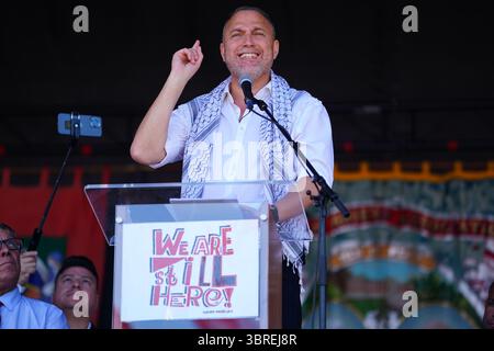 Durham, Vereinigtes Königreich, 12. Juli 2025. Dr. Husam Zomlot, Botschafter des Staates Palästina in Großbritannien, spricht während der 139. Durham Miner's Gala vor der Menge auf der Old Racecourse. Seine Rede konzentrierte sich auf internationale Solidarität, Gerechtigkeit für das palästinensische Volk und die gemeinsamen Kämpfe unterdrückter Gemeinschaften auf der ganzen Welt. Die Gala, auch bekannt als das "große Treffen", ist nach wie vor eine kraftvolle Feier der Einheit der Arbeiterklasse, des Gewerkschaftswesens und des politischen Ausdrucks. (Foto: Lewis Langstaff-Wood/Alamy Live News) Stockfoto