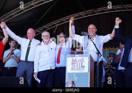 Durham, Vereinigtes Königreich, 12. Juli 2025. Dr. Husam Zomlot, Botschafter des Staates Palästina in Großbritannien, spricht während der 139. Durham Miner's Gala vor der Menge auf der Old Racecourse. Seine Rede konzentrierte sich auf internationale Solidarität, Gerechtigkeit für das palästinensische Volk und die gemeinsamen Kämpfe unterdrückter Gemeinschaften auf der ganzen Welt. Die Gala, auch bekannt als das "große Treffen", ist nach wie vor eine kraftvolle Feier der Einheit der Arbeiterklasse, des Gewerkschaftswesens und des politischen Ausdrucks. (Foto: Lewis Langstaff-Wood/Alamy Live News) Stockfoto