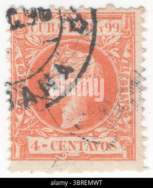 KUBA - 1898: 4 Centavo-orange Briefmarke mit Porträt von König Alfonso XIII., auch bekannt als El Africano oder der Afrikaner für seine afrikanistischen Ansichten. Er war König von Spanien von 1886 bis zum 14. April 1931, als die zweite spanische Republik ausgerufen wurde. Bei der Geburt wurde er Monarch, da sein Vater Alfonso XII. Im vergangenen Jahr gestorben war. Seine Mutter Maria Christina von Österreich war Regentin, bis er 1902 die volle Macht übernahm. Für seine Bemühungen beim Europäischen Kriegsministerium während des Ersten Weltkriegs erhielt er 1917 eine Nominierung für den Friedensnobelpreis Stockfoto