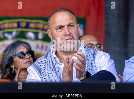 Durham, Großbritannien. Juli 2025. Leiter der palästinensischen Mission im Vereinigten Königreich, Husam Zomlot, bei der Durham Miners Gala. Quelle: Karl Black/Alamy Live News Stockfoto