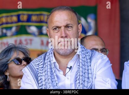 Durham, Großbritannien. Juli 2025. Leiter der palästinensischen Mission im Vereinigten Königreich, Husam Zomlot, bei der Durham Miners Gala. Quelle: Karl Black/Alamy Live News Stockfoto