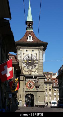 Zytglogge Uhrenturm in Bern, Schweiz mit Schweizer und Berner Fahnen Stockfoto