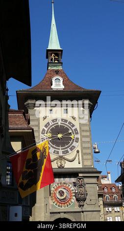 Zytglogge Uhrenturm in Bern, Schweiz mit Schweizer und Berner Fahnen Stockfoto