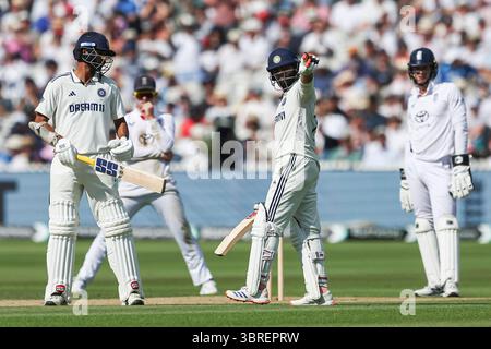 Lords Cricket Gound, London, Großbritannien. Juli 2025. Dritter Rothesay Cricket Test, Tag 3, England gegen Indien; Ravindra Jadeja aus Indien feiert das Erreichen eines halben Jahrhunderts. Credit: Action Plus Sports/Alamy Live News Stockfoto