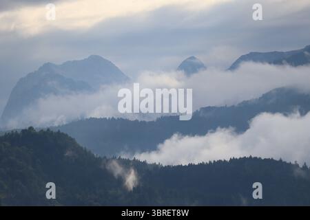 Regenwolken hängen über den Berggipfeln Stockfoto