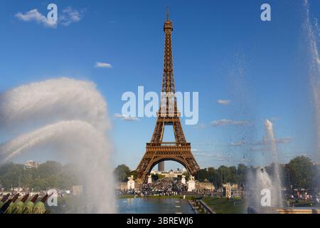 Springbrunnen-Kaskade über dem Eiffelturm von Trocadero in Paris in Frankreich an sonnigen Sommertagen Stockfoto