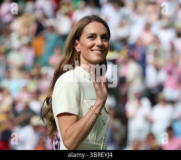London, Großbritannien. Juli 2025. Catherine, Prinzessin von Wales, weht bei den Wimbledon Championships 2025 für das Women's Singles Final am Samstag, den 12. Juli 2025 in London. Foto: Hugo Philpott/UPI Credit: UPI/Alamy Live News Stockfoto