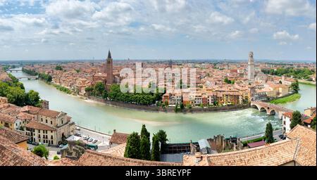 Luftaufnahme des historischen Stadtzentrums von Verona, Ponte Pietra Brücke über die Etsch, Kathedrale von Verona, Duomo di Verona, rote Ziegeldächer, Veneto Regio Stockfoto