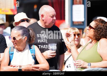 Durham, Vereinigtes Königreich, 12. Juli 2025. Während der 139. Durham Miner's Gala ziehen Demonstranten durch die Stadt Durham und sprechen ihre Unterstützung für die Rechte der Arbeiter und internationale Anliegen aus. Das große Treffen dient als mächtige Plattform für politische Meinungsäußerung, gewerkschaftliche Solidarität und den Stolz der Gemeinschaft. (Foto: Lewis Langstaff-Wood/Alamy Live News) Stockfoto