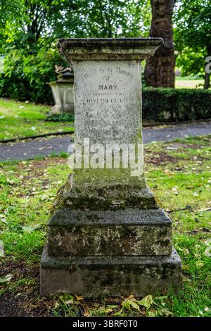Ein Grab auf dem historischen Friedhof der St Pancras Old Church in Camden, einer der ältesten Kirchenstätten in London, verbunden mit Mary Shelley und Hardy Tree Stockfoto