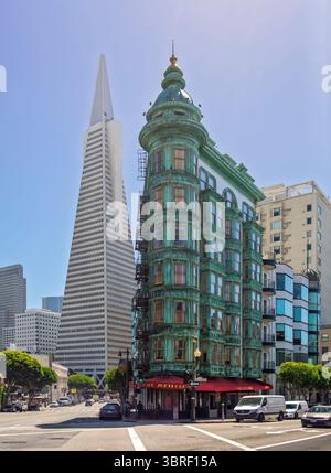 San Francisco, Kalifornien, USA; 25. April 2019. das Sentinel Building und die Transamerica Pyramid sind Wahrzeichen der Stadt. Stockfoto