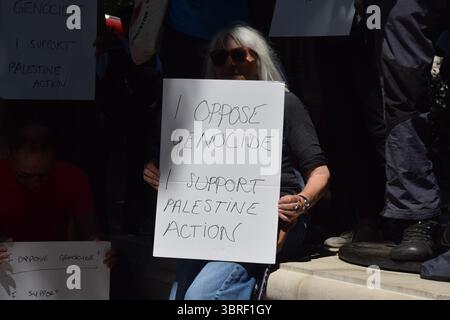 London, Großbritannien. Juli 2025. Während einer Demonstration auf dem Parlamentsplatz hält ein Demonstrant ein Plakat zur Unterstützung der Palästinensischen Aktion, die gemäß den Anti-Terror-Gesetzen verboten ist. Mitglied der Aktivistengruppe zu sein oder ihre Unterstützung zu zeigen, ist in Großbritannien nun illegal. Quelle: SOPA Images Limited/Alamy Live News Stockfoto