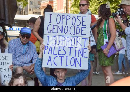 London, Großbritannien. Juli 2025. Während einer Demonstration auf dem Parlamentsplatz hält ein Demonstrant ein Plakat zur Unterstützung der Palästinensischen Aktion, die gemäß den Anti-Terror-Gesetzen verboten ist. Mitglied der Aktivistengruppe zu sein oder ihre Unterstützung zu zeigen, ist in Großbritannien nun illegal. Quelle: SOPA Images Limited/Alamy Live News Stockfoto