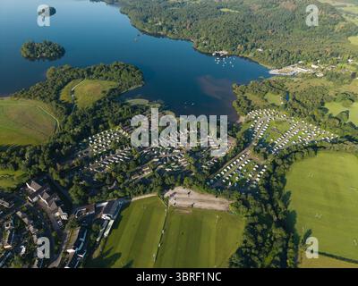 Aus der Vogelperspektive sehen Sie statische Wohnwagenparks im English Lake District National Park in Keswick auf Derwentwater Stockfoto