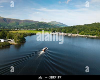 Aus der Vogelperspektive eines Keswick Kreuzfahrtschiffes auf dem Derwentwater Lake, der zum Keswick Bootssteg und Startplatz an einem schönen sonnigen Tag mit Kopierraum fährt Stockfoto