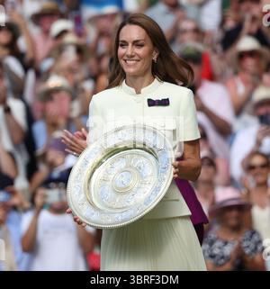 London, Großbritannien. Juli 2025. Catherine, Prinzessin von Wales, hält die Gewinnertrophäe bei den Wimbledon Championships 2025 für das Women's Singles Final am Samstag, den 12. Juli 2025 in London. Foto: Hugo Philpott/UPI Credit: UPI/Alamy Live News Stockfoto