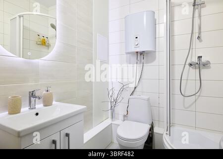 Das ist ein modernes Badezimmer mit eleganter Dusche und stilvollem Waschbecken Stockfoto