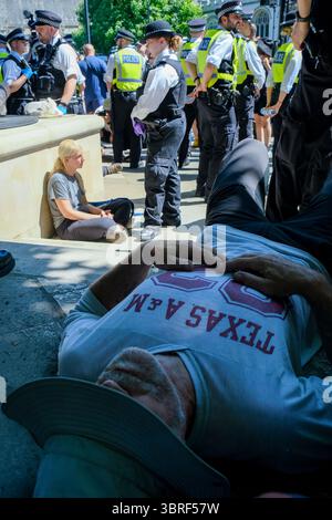 London, Großbritannien. Juli 2025. Demonstranten versammelten sich zum zweiten Mal seit dem Verbot der direkten Aktionsgruppe Palestine Action auf dem Parlamentsplatz. Die Gruppe saß um die Statuen Mahatma Gandhi und Nelson Mandela und hielt Plakate mit den Worten: 'Ich bin gegen Völkermord. Ich unterstütze die Palästinensische Aktion" und wurde von der Polizei verhaftet. Die Mitgliedschaft oder Unterstützung der Gruppe wird nun mit einer Höchststrafe von bis zu 14 Jahren bestraft. Quelle: Eleventh Photography/Alamy Live News Stockfoto