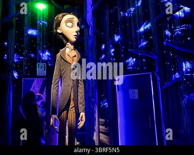 Die Statue von Victor Van Dort von Corpse Bride ist in Tim Burtons Labyrinth-Ausstellung zu sehen, die am 2024. Dezember in der Fabbrica del Vapore in Mailand stattfindet Stockfoto